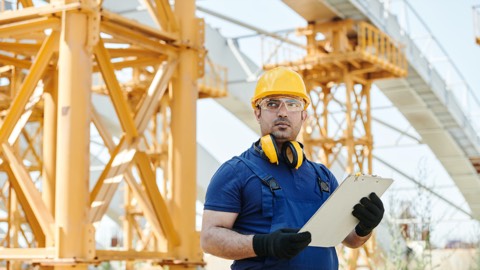 Conducteur de travaux suivant son chantier avec SEVEN sur tablette